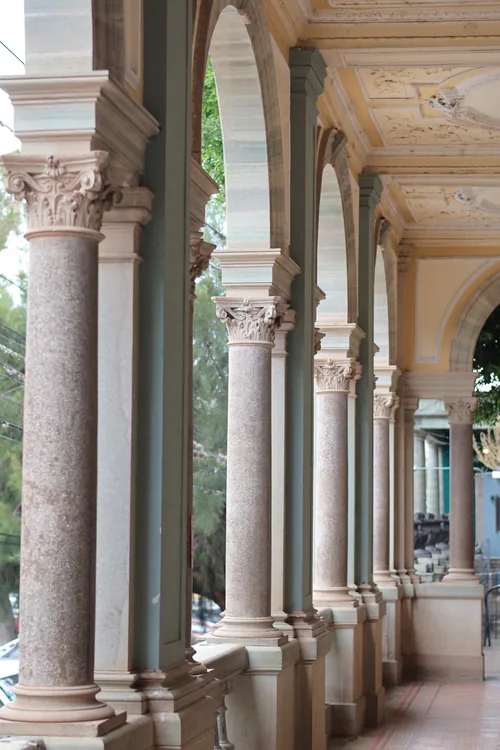 Columnata de un pórtico con capiteles corintios