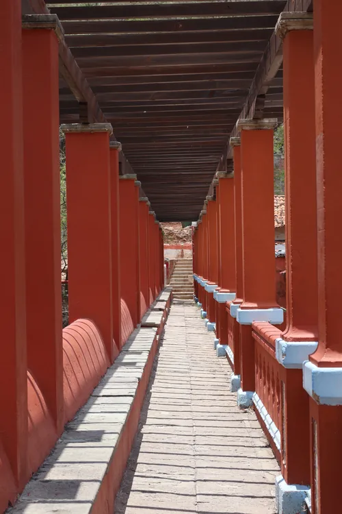 Corredor de columnas rojas en perspectiva