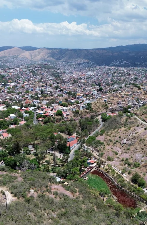 Guanajuato visto desde el aire, entre los cerros