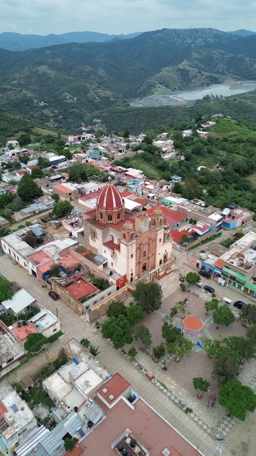 Mineral de la Luz desde el aire, con su templo de cúpula roja