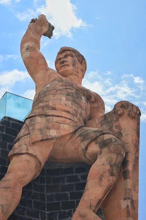Monumento a El Pípila recortado contra el cielo