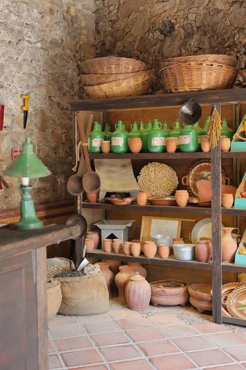 Interior reconstruido de una tienda de raya con cestos y frascos