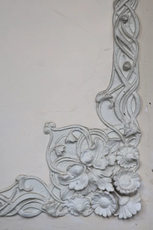 Detalle de yesería art nouveau con motivos vegetales